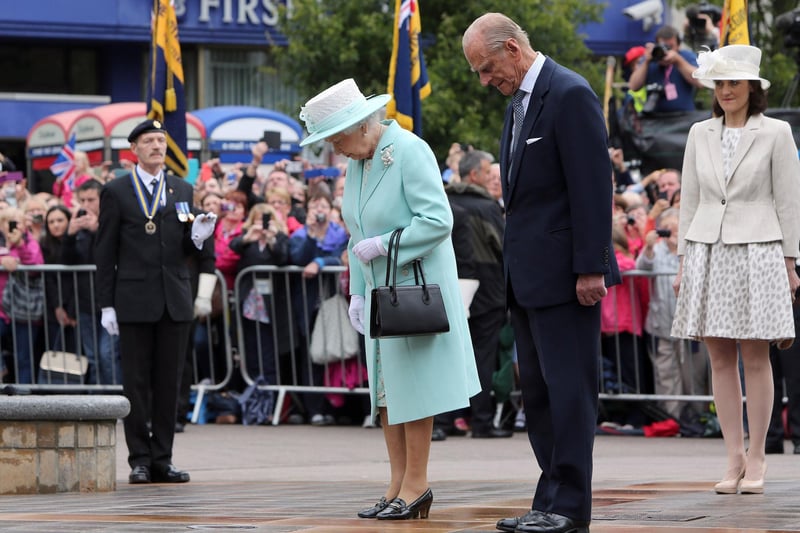 COLERAINE, NORTHERN IRELAND - JUNE 25:  Queen Elizabeth II and Prince Philip, Duke of Edinburgpay their respects at the cenotaph in Coleraine during the launching of World War One commemorations, on the third and final day of the Queen's visit to Northern Ireland, on June 25, in Coleraine, Northern Ireland. (Photo by Paul Faith - WPA Pool/Getty Images)