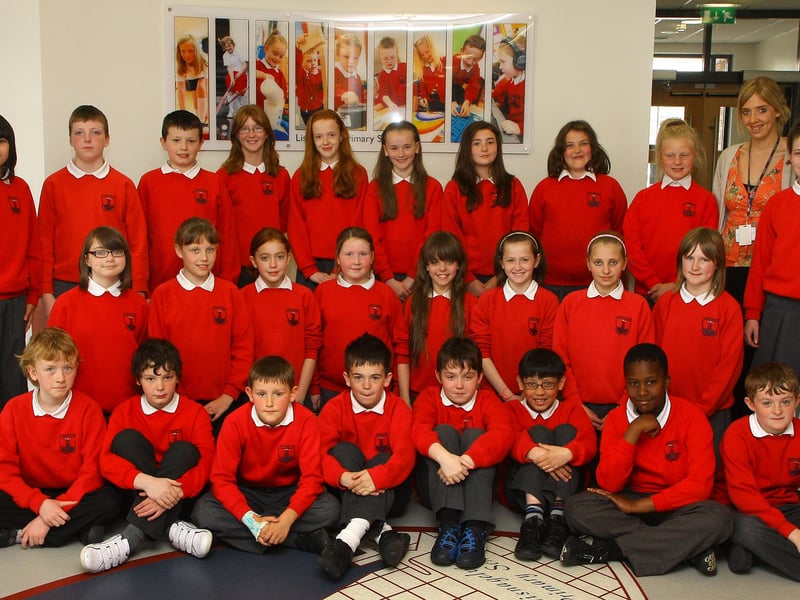 Lisnagelvin PS P7S leavers with class teacher Claire Smith and classroom assistant Eileen Greer. . INLS 2311-509MT.
