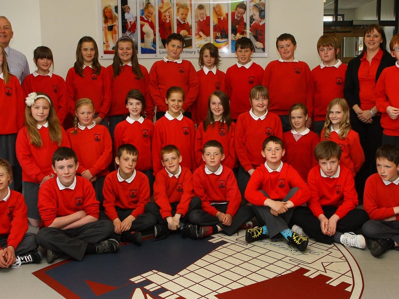 Lisnagelvin PS P7D leavers with class teacher Dafydd Hughes. INLS 2311-510MT.