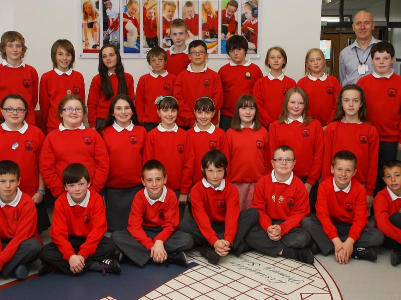 Lisnagelvin PS P7H leavers with class teacher Philip Hamilton. INLS 2311-508MT.