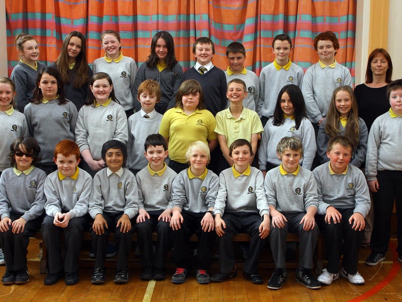 Model Primary School P7 leavers with their teacher Avril Coyle. INLS 2411-530MT.