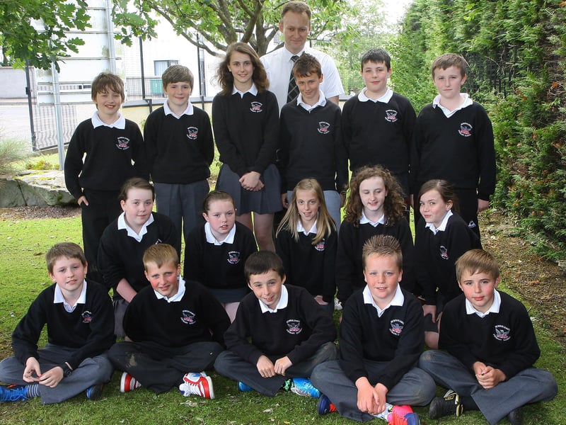 Newbuildings PS P7 leavers with class teacher Kenny Baldrick. INLS 2311-511MT.