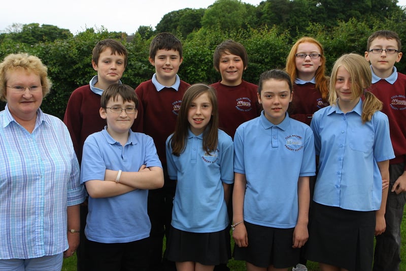 Culmore PS P7 leavers with school principal Elaine Cuthbert. INLS 2311-513MT.