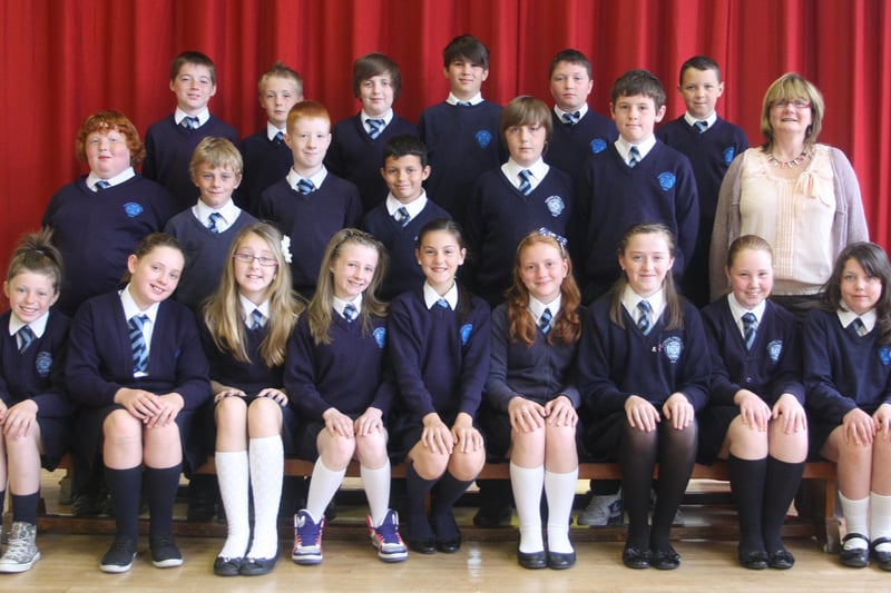 Mrs. Patricia McIvor pictured with her P7 class at Rosemount PS. 3006JM01
