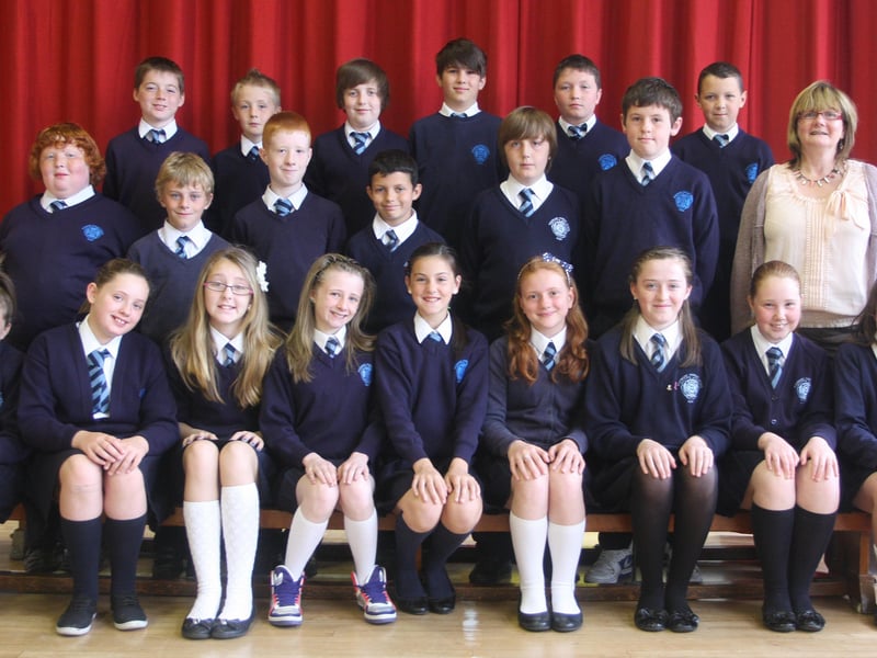 Mrs. Patricia McIvor pictured with her P7 class at Rosemount PS. 3006JM01
