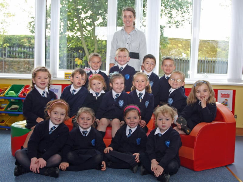 Stand-in teacher Ms. Kennedy with Ms. O'Hagan's Primary 1 class at Rosemount PS. 3009JM18