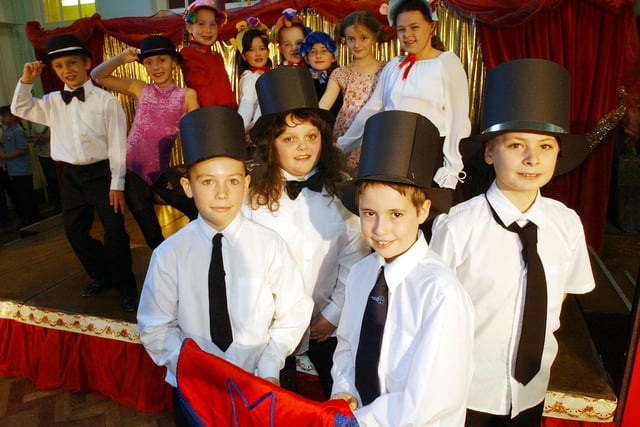 A music hall extravaganza from these brilliant students in the 2003 Mowbray Juniors Christmas show.