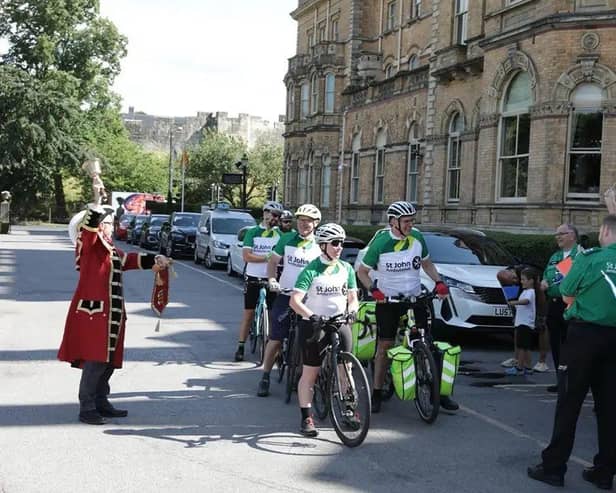 The Town Crier and crowds welcome the team
