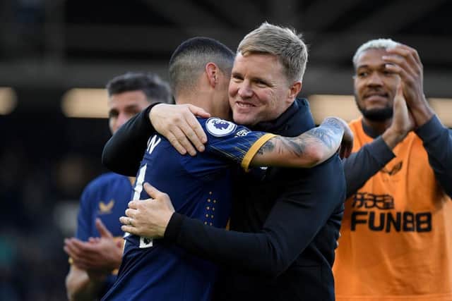 LONDON, ENGLAND - OCTOBER 01: Eddie Howe, Manager of Newcastle United interacts with Miguel Almiron of Newcastle United after the Premier League match between Fulham FC and Newcastle United at Craven Cottage on October 01, 2022 in London, England. (Photo by Tom Dulat/Getty Images)
