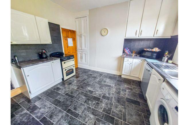 This spacious house boasts three generously sized bedrooms and a delightful garden. It also has a lounge, dining kitchen and a bathroom. The back garden has a timber deck and a lawn with a pergola. The property gives easy access to the local amenities of Hillsborough with its bars, restaurants and shopping centre.