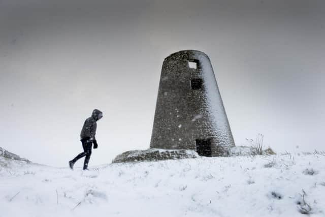 Snow falls on Cleadon Hills