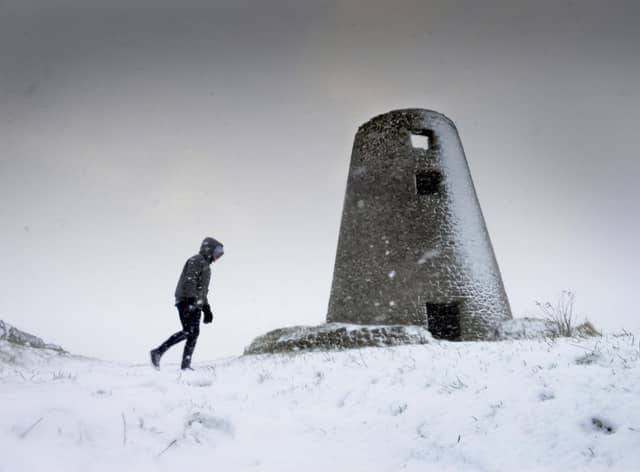 Snow falls on Cleadon Hills