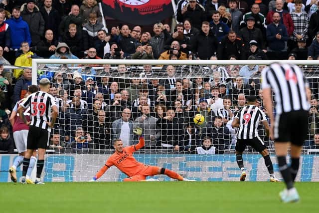 Callum Wilson of Newcastle United scores their side's first goal during the Premier League match between Newcastle United and Aston Villa at St. James Park on October 29, 2022 in Newcastle upon Tyne, England. (Photo by Stu Forster/Getty Images)