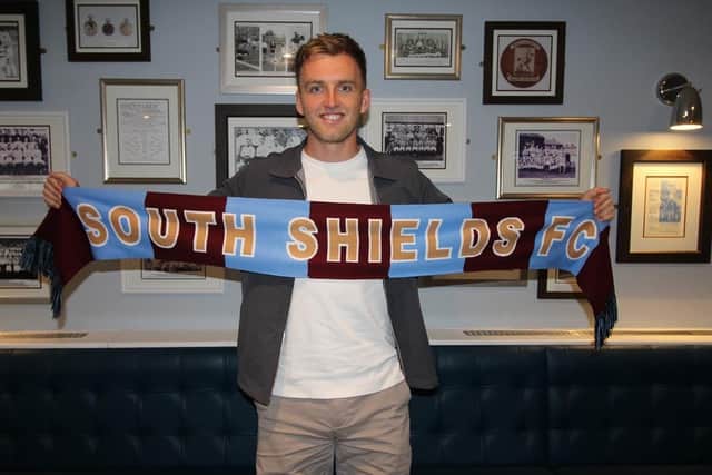 South Shields have signed Martin Smith.