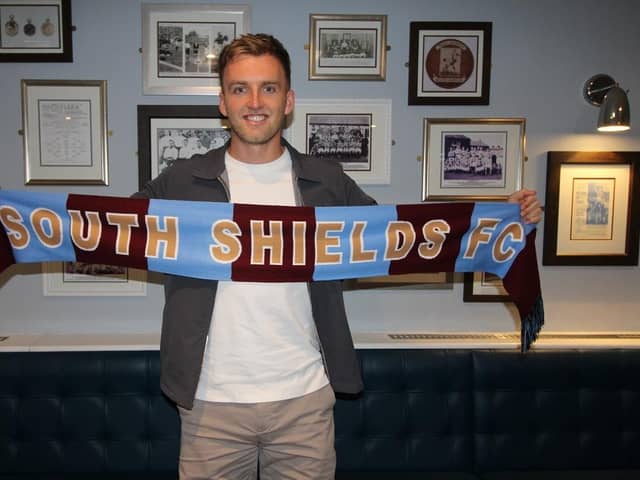 South Shields have signed Martin Smith.