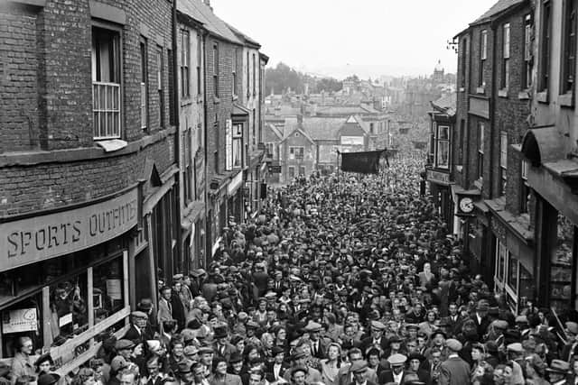 Gala crowds heading home from the racecourse in the 1950s.