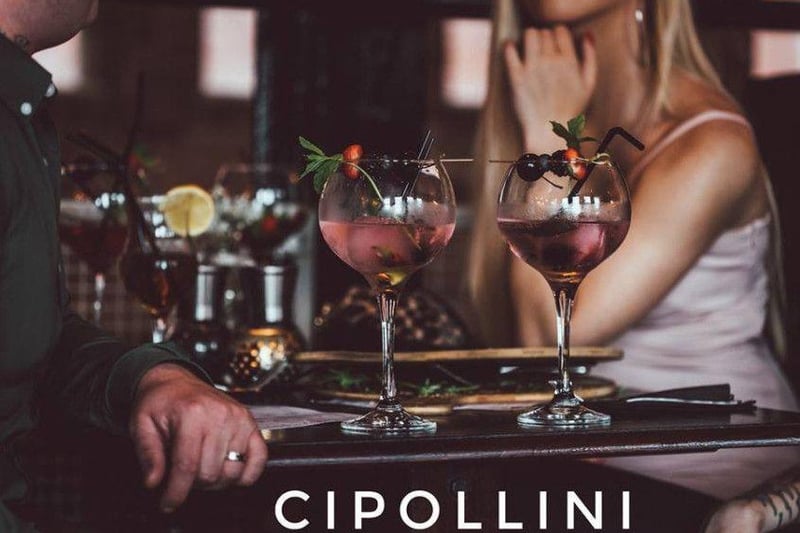 What is the name of the pub below the Cippolini restaurant?