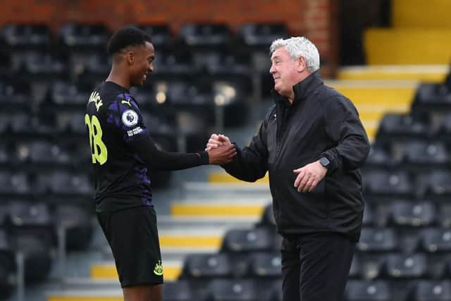 Steve Bruce manager of Newcastle United with Joe Willock. (Photo by Marc Atkins/Getty Images)