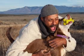 Men are keener to cosy up with their pet than women, research found (photo: Adobe)