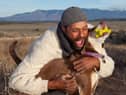 Men are keener to cosy up with their pet than women, research found (photo: Adobe)