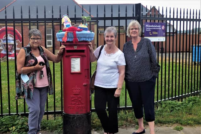 (l-r) Yvonne Richardson, Liz Coffey and Janet Wylie with the topper