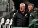 NEWCASTLE UPON TYNE, ENGLAND - OCTOBER 17: Steve Bruce, Manager of Newcastle United and Ole Gunnar Solskjaer, Manager of Manchester United talk prior to the Premier League match between Newcastle United and Manchester United at St. James Park on October 17, 2020 in Newcastle upon Tyne, England. Sporting stadiums around the UK remain under strict restrictions due to the Coronavirus Pandemic as Government social distancing laws prohibit fans inside venues resulting in games being played behind closed doors. (Photo by Owen Humphreys - Pool/Getty Images)