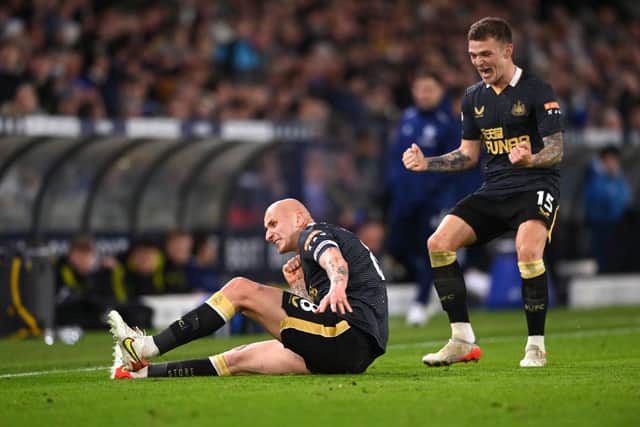 LEEDS, ENGLAND - JANUARY 22: Jonjo Shelvey of Newcastle celebrates his goal with Kieran Trippier (r) during the Premier League match between Leeds United  and  Newcastle United at Elland Road on January 22, 2022 in Leeds, England. (Photo by Stu Forster/Getty Images)