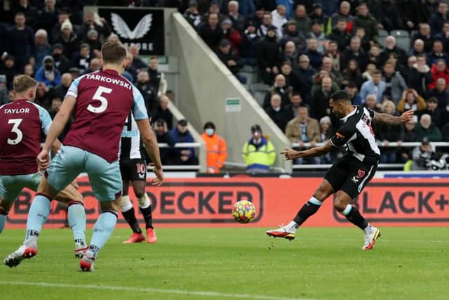 Callum Wilson of Newcastle United scores their side's first goal during the Premier League match between Newcastle United and Burnley at St. James Park on December 04, 2021 in Newcastle upon Tyne, England. (Photo by Ian MacNicol/Getty Images)