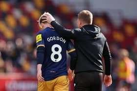 Anthony Gordon of Newcastle United interacts with Eddie Howe, Manager of Newcastle United during the Premier League match between Brentford FC and Newcastle United at Brentford Community Stadium on April 08, 2023 in Brentford, England. (Photo by Alex Pantling/Getty Images)