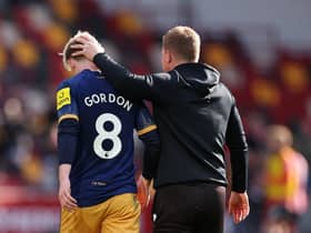 Anthony Gordon of Newcastle United interacts with Eddie Howe, Manager of Newcastle United during the Premier League match between Brentford FC and Newcastle United at Brentford Community Stadium on April 08, 2023 in Brentford, England. (Photo by Alex Pantling/Getty Images)