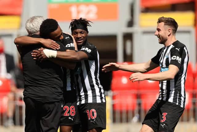 Joe Willock celebrates his goal with Steve Bruce.