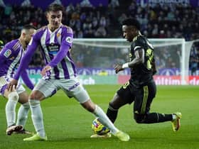 Real Valladolid's Spanish defender Ivan Fresneda (C) vies with Real Madrid's Brazilian forward Vinicius Junior during the Spanish League football match between Real Valladolid FC and Real Madrid CF at the Jose Zorilla stadium in Valladolid on December 30, 2022. (Photo by CESAR MANSO / AFP) (Photo by CESAR MANSO/AFP via Getty Images)