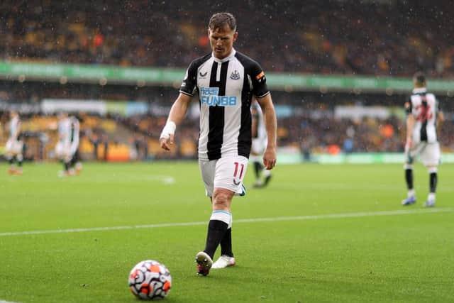 Matt Ritchie of Newcastle United prepares to take a corner kick during the Premier League match between Wolverhampton Wanderers and Newcastle United at Molineux on October 02, 2021 in Wolverhampton, England. (Photo by Naomi Baker/Getty Images)