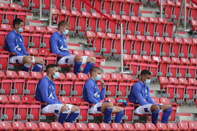 Schalke subs sit apart with face masks. Picture: Getty