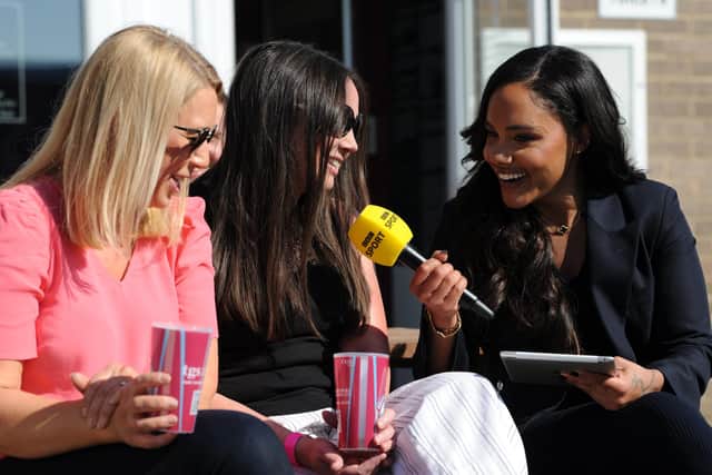 Alex Scott chats with fans