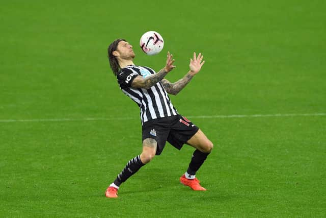 NEWCASTLE UPON TYNE, ENGLAND - OCTOBER 03: Newcastle player Jeff Hendrick in action during the Premier League match between Newcastle United and Burnley at St. James Park on October 03, 2020 in Newcastle upon Tyne, England. Sporting stadiums around the UK remain under strict restrictions due to the Coronavirus Pandemic as Government social distancing laws prohibit fans inside venues resulting in games being played behind closed doors. (Photo by Stu Forster/Getty Images)