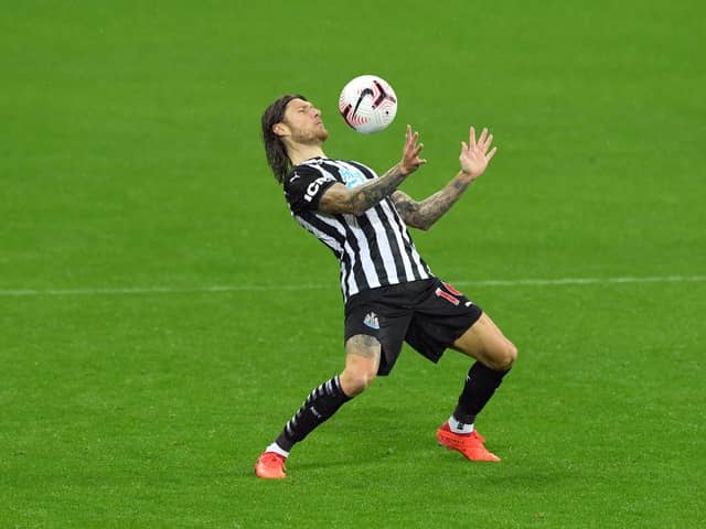 NEWCASTLE UPON TYNE, ENGLAND - OCTOBER 03: Newcastle player Jeff Hendrick in action during the Premier League match between Newcastle United and Burnley at St. James Park on October 03, 2020 in Newcastle upon Tyne, England. Sporting stadiums around the UK remain under strict restrictions due to the Coronavirus Pandemic as Government social distancing laws prohibit fans inside venues resulting in games being played behind closed doors. (Photo by Stu Forster/Getty Images)