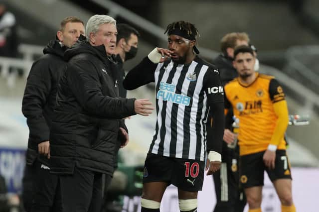 Steve Bruce, Manager of Newcastle United talks with Allan Saint-Maximin. (Photo by Richard Sellers - Pool/Getty Images)