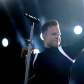 Olly Murs will continue on his UK tour, despite sustaining a leg injury on stage