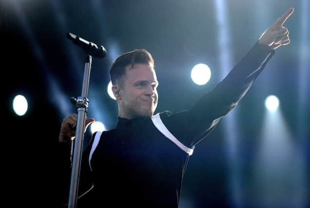 Olly Murs will continue on his UK tour, despite sustaining a leg injury on stage