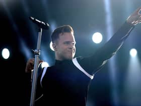 Olly Murs will continue on his UK tour, despite sustaining a leg injury on stage