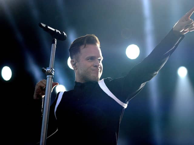 Olly Murs will continue on his UK tour, despite sustaining a leg injury on stage