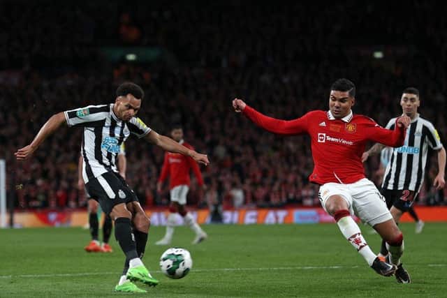 Newcastle United's English midfielder Jacob Murphy (L) shoots past Manchester United's Brazilian midfielder Casemiro (R) during the English League Cup final football match between Manchester United and Newcastle United at Wembley Stadium, north-west London on February 26, 2023. (Photo by ADRIAN DENNIS / AFP) / RESTRICTED TO