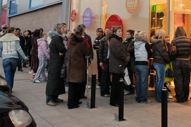 In 2006, queues formed at River Island for the Boxing Day sales.