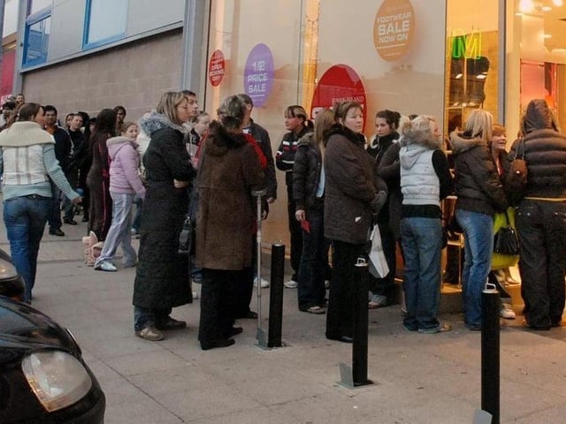 In 2006, queues formed at River Island for the Boxing Day sales.