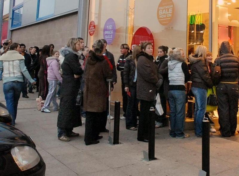 In 2006, queues formed at River Island for the Boxing Day sales.