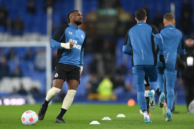 Allan Saint-Maximin warms up at Goodison Park.