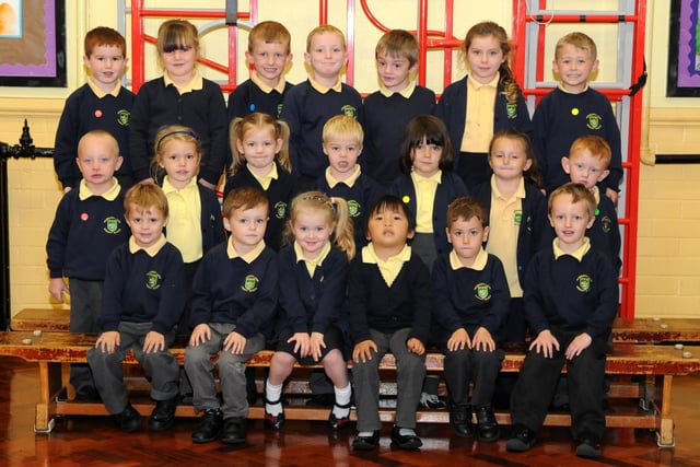 Hedworth Lane Primary School. Who do you recognise in Mrs Davison and Mrs Kilner's class?