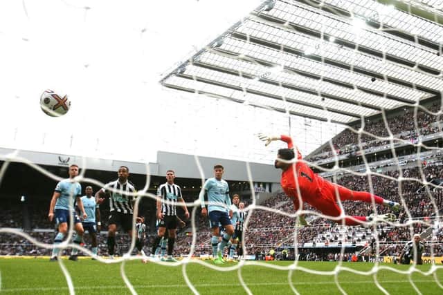 A header Bruno Guimaraes of Newcastle United beats David Raya of Brentford to score the first goal during the Premier League match between Newcastle United and Brentford FC at St. James Park on October 08, 2022 in Newcastle upon Tyne, England. (Photo by Ian MacNicol/Getty Images)