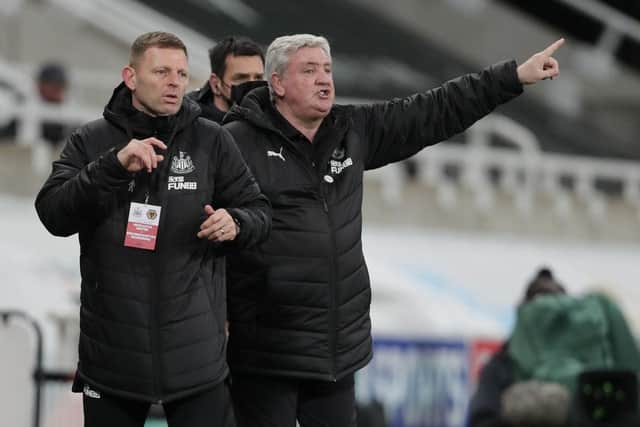 NEWCASTLE UPON TYNE, ENGLAND - FEBRUARY 27: Steve Bruce, Manager of Newcastle United gives his side instructions during the Premier League match between Newcastle United and Wolverhampton Wanderers at St. James Park on February 27, 2021 in Newcastle upon Tyne, England. Sporting stadiums around the UK remain under strict restrictions due to the Coronavirus Pandemic as Government social distancing laws prohibit fans inside venues resulting in games being played behind closed doors. (Photo by Richard Sellers - Pool/Getty Images)